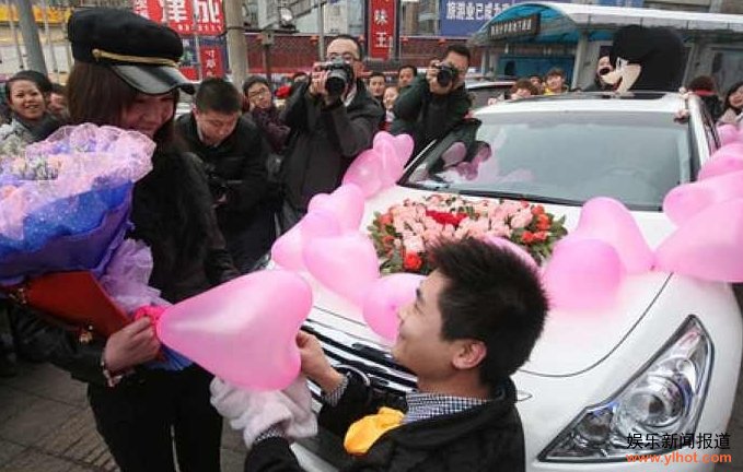 男子送豪车求婚 街头上演浪漫一幕